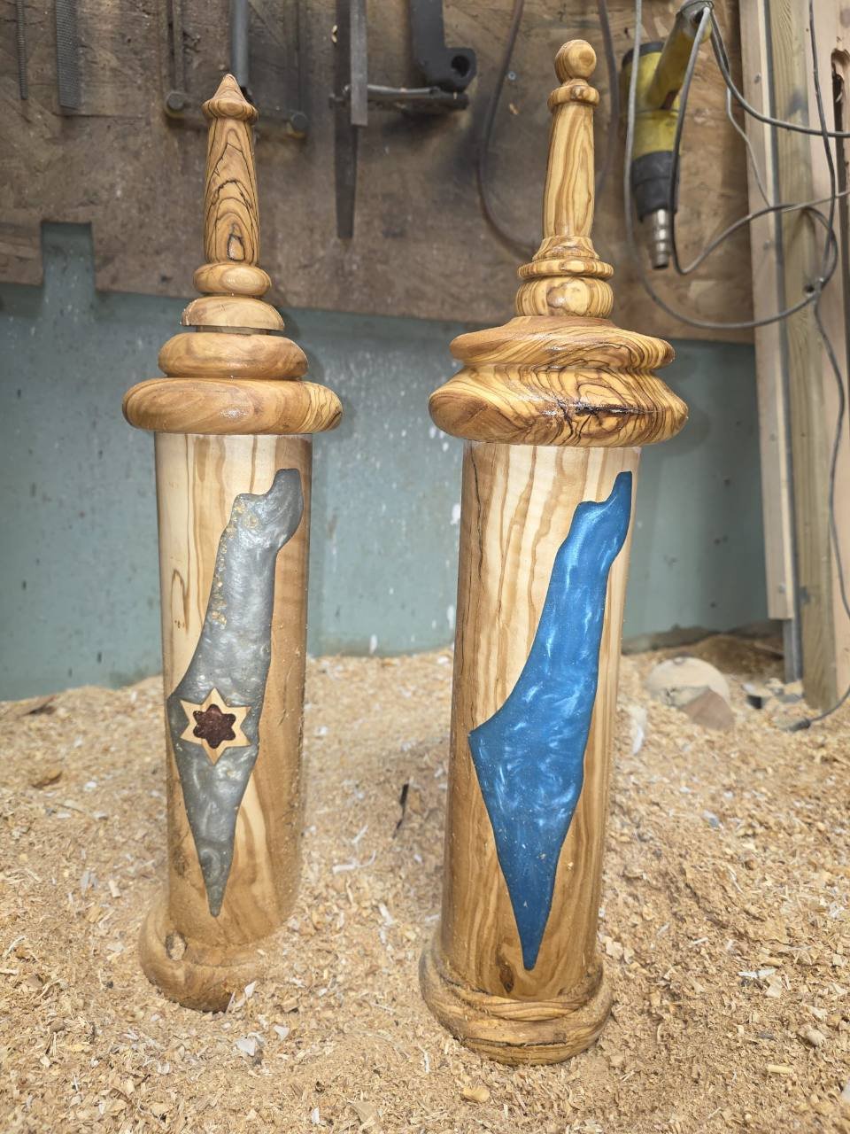 שני בתי מגילה בסדנה: משמאל דגם אפור־כסוף עם מגן דוד, ומימין דגם כחול