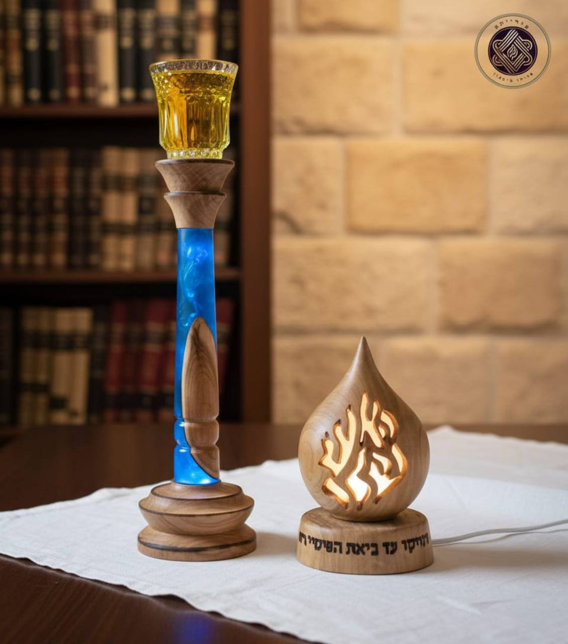 פמוט עץ ואפוקסי כחול לצד מנורת „האש שלי”