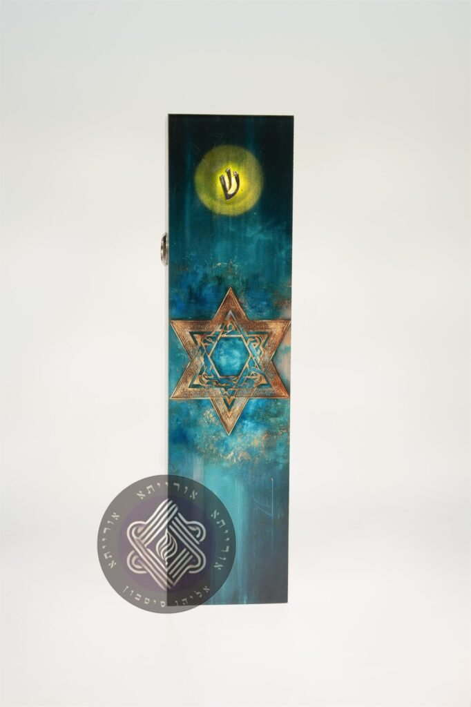 מזוזה מאירה דגם מגן דוד כחול כשהתאורה פועלת