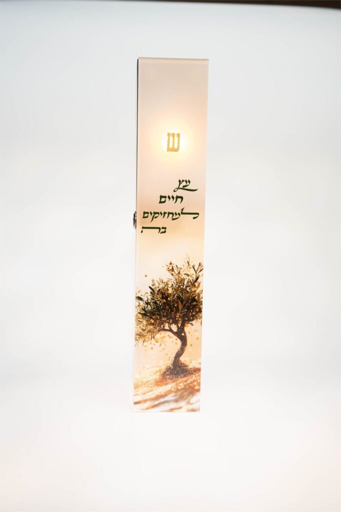 מזוזה מאירה דגם עץ החיים כשהתאורה פועלת
